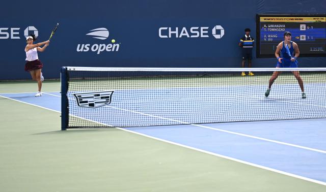 (260907) -- NEW YORK, Sept. 7, 2026 (Xinhua) -- Wang Xiyu (R)/Xu Yifan compete during the women's doubles second round match between Wang Xiyu/Xu Yifan of China and Katerina Siniakova (the Czech Republic)/Taylor Townsend(the United States) at the 2026 US Open tennis championships in New York, the United States, Sept. 5, 2026. (Xinhua/Li Rui)
