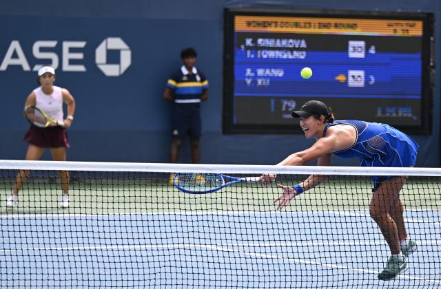 (260907) -- NEW YORK, Sept. 7, 2026 (Xinhua) -- Wang Xiyu (R)/Xu Yifan compete during the women's doubles second round match between Wang Xiyu/Xu Yifan of China and Katerina Siniakova (the Czech Republic)/Taylor Townsend(the United States) at the 2026 US Open tennis championships in New York, the United States, Sept. 5, 2026. (Xinhua/Li Rui)