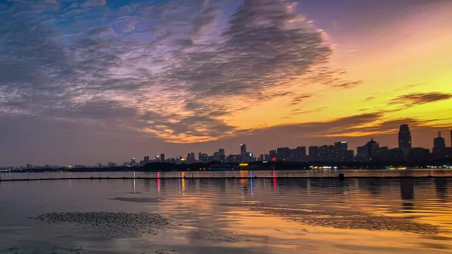 (260907) -- WUHAN, Sept. 7, 2026 (Xinhua) -- This photo taken with a mobile phone on Sept. 5, 2026 shows the East Lake scenic area at sunset in Wuhan, central China's Hubei Province. (Xinhua/Shen Hongbing)