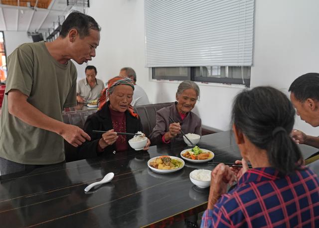 (260907) -- GANZHOU, Sept. 7, 2026 (Xinhua) -- An official of Mingkeng Village (1st L) talks to disaster-affected villagers at a temporary relocation site in Xiangxing Village of Shangyou County, east China's Jiangxi Province, Sept. 7, 2026. Mingkeng Village of Gaoping Town in Suichuan County of Jiangxi Province was struck by a mudslide and landslide on Saturday. A total of 203 residents from the village have been transferred to a temporary relocation site in Xiangxing Village of Shangyou County, where they receive catering and medical services. (Xinhua/Wan Xiang)