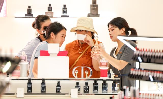 (260907) -- HAIKOU, Sept. 7, 2026 (Xinhua) -- Customers shop at a downtown duty-free store in Haikou, south China's Hainan Province, Aug. 29, 2026. Data from Haikou Customs showed that sales from offshore duty-free shopping across the island amounted to 3.82 billion yuan (about 569.22 million U.S. dollars) during this year's summer vacation period, up 4.1 percent from the same period last year. (Xinhua/Yang Guanyu)