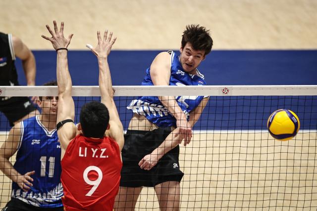 (260907) -- KITAKYUSHU, Sept. 7, 2026 (Xinhua) -- Saxon Hansel Gough (R) of New Zealand spikes the ball during the pool B match between China and New Zealand at AVC Men's Volleyball Continental Championship in Kitakyushu, Japan, Sept. 7, 2026. (Xinhua/Jia Haocheng)