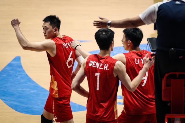 (260907) -- KITAKYUSHU, Sept. 7, 2026 (Xinhua) -- Yu Yuantai (1st L) of China celebrates scoring during the pool B match between China and New Zealand at AVC Men's Volleyball Continental Championship in Kitakyushu, Japan, Sept. 7, 2026. (Xinhua/Jia Haocheng)