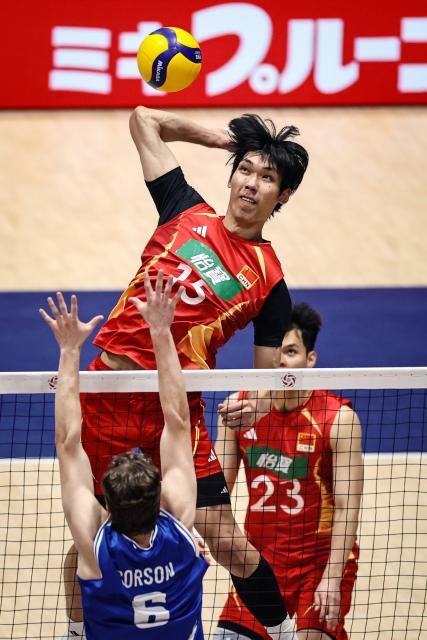 (260907) -- KITAKYUSHU, Sept. 7, 2026 (Xinhua) -- Peng Shikun (top) of China spikes the ball during the pool B match between China and New Zealand at AVC Men's Volleyball Continental Championship in Kitakyushu, Japan, Sept. 7, 2026. (Xinhua/Jia Haocheng)