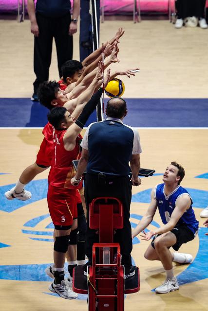(260907) -- KITAKYUSHU, Sept. 7, 2026 (Xinhua) -- Players of China (L) block the ball during the pool B match between China and New Zealand at AVC Men's Volleyball Continental Championship in Kitakyushu, Japan, Sept. 7, 2026. (Xinhua/Jia Haocheng)
