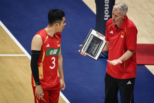 (260907) -- KITAKYUSHU, Sept. 7, 2026 (Xinhua) -- Vital Heynen (R), head coach of China, talks with Wang Hebin of China during the pool B match between China and New Zealand at AVC Men's Volleyball Continental Championship in Kitakyushu, Japan, Sept. 7, 2026. (Xinhua/Jia Haocheng)