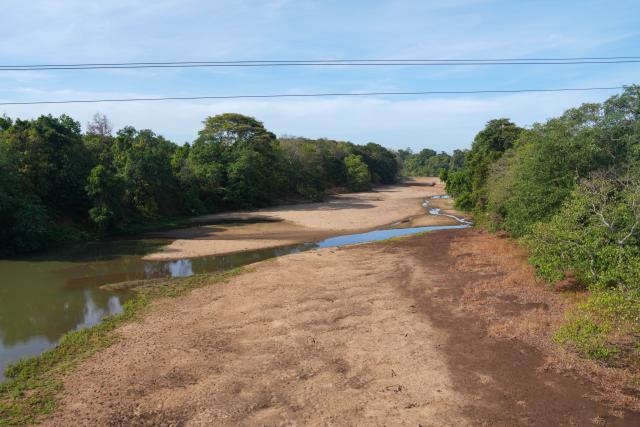 (260907) -- POLONNARUWA, Sept. 7, 2026 (Xinhua) -- A dried-up river is seen in Polonnaruwa, Sri Lanka, Sept. 6, 2026. More than 115,000 people in seven districts of Sri Lanka have been affected by prevailing dry weather conditions linked to the El Nino weather pattern, the National Disaster Relief Services Center said Saturday. (Photo by Thilina Kaluthotage/Xinhua)