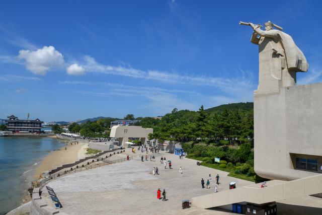 (260907) -- WEIHAI, Sept. 7, 2026 (Xinhua) -- People visit the Liugong Island in Weihai City, east China's Shandong Province, Sept. 7, 2026. (Xinhua/Zhu Zheng)