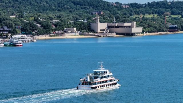 (260907) -- WEIHAI, Sept. 7, 2026 (Xinhua) -- An aerial drone photo taken on Sept. 7, 2026 shows a tourist boat heading towards the Liugong Island in Weihai City, east China's Shandong Province. (Xinhua/Zhu Zheng)