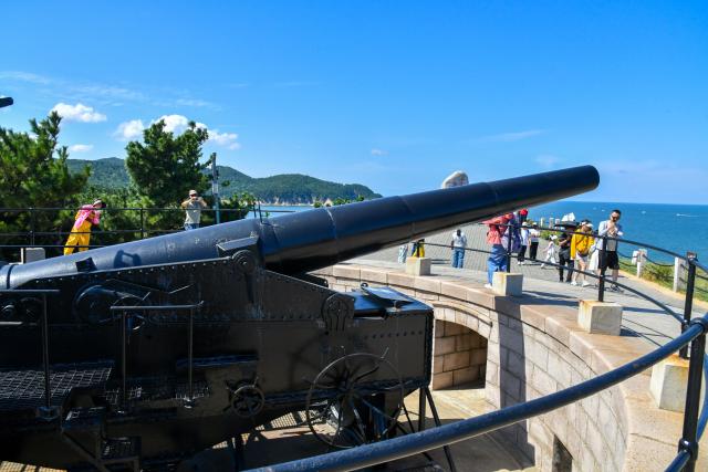 (260907) -- WEIHAI, Sept. 7, 2026 (Xinhua) -- People visit a battery relic site on the Liugong Island in Weihai City, east China's Shandong Province, Sept. 7, 2026. (Xinhua/Zhu Zheng)