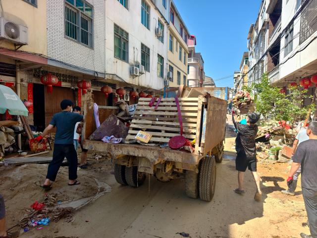 (260907) -- PUTIAN, Sept. 7, 2026 (Xinhua) -- People clear garbage left by Typhoon Saudel from a road at Yuantou Village of Huating Town in Putian, southeast China's Fujian Province, Sept. 6, 2026. As heavy rainfall caused by Typhoon Saudel in Putian concluded on Saturday, floodwaters gradually receded in inundated areas of this city. Local authorities have since shifted to post-disaster recovery, undertaking tasks including water and power restoration, sanitation and disinfection, as well as the resettlement of affected residents. (Xinhua/Jiang Kehong)