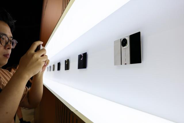 (260907) -- GUANGZHOU, Sept. 7, 2026 (Xinhua) -- An audience member takes photos of Huawei's Mate XT 2 tri-fold smartphone powered by the new Kirin 9050 Pro chip after a launch event in Guangzhou, south China's Guangdong Province, Sept. 7, 2026. Chinese tech giant Huawei on Monday launched the Mate XT 2 tri-fold smartphone powered by the new Kirin 9050 Pro chip, the first high-performance processor to use logic folding technology.
  The Kirin 9050 Pro stacks logic units in layers within a single chip, shortening signal transmission paths, reducing latency and boosting overall performance, according to a launch event in Guangzhou.
  The last time Huawei introduced a new Kirin chip at a flagship launch was at the global release of the Mate 40 smartphone six years ago. The company has continued to innovate and break new ground in recent years. (Xinhua/Mao Siqian)