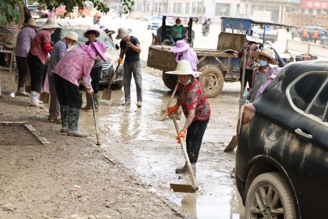 (260907) -- PUTIAN, Sept. 7, 2026 (Xinhua) -- Sanitary workers clear mud from a street in Huating Town of Putian, southeast China's Fujian Province, Sept. 7, 2026. As heavy rainfall caused by Typhoon Saudel in Putian concluded on Saturday, floodwaters gradually receded in inundated areas of this city. Local authorities have since shifted to post-disaster recovery, undertaking tasks including water and power restoration, sanitation and disinfection, as well as the resettlement of affected residents. (Xinhua/Jiang Kehong)