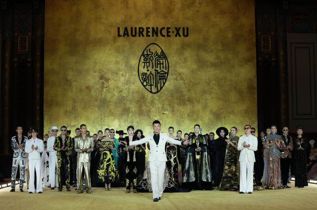 (260907) -- BEIJING, Sept. 7, 2026 (Xinhua) -- Chinese designer Laurence Xu greets the audience during the opening ceremony of SS2027 Beijing Fashion Week in Beijing, capital of China, Sept. 7, 2026. SS2027 Beijing Fashion Week kicked off on Monday. (Xinhua/Gao Jing)