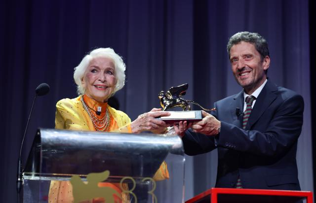 (260907) -- VENICE, Sept. 7, 2026 (Xinhua) -- Actress Ellen Burstyn (L) receives the trophy of the Golden Lion for Lifetime Achievement at the 83rd Venice International Film Festival in Venice, Italy, Sept. 7, 2026. (Xinhua/Wang Kaiyan)