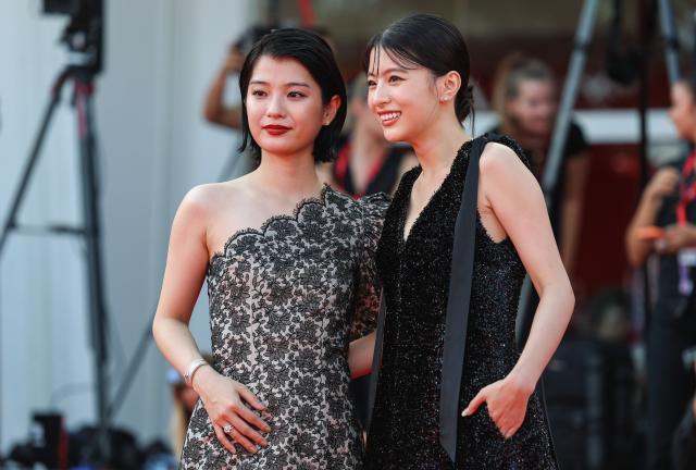 (260907) -- VENICE, Sept. 7, 2026 (Xinhua) -- Japanese actress Aju Makita (L) and Natsuki Deguchi of the film "Look Back" pose at the red carpet before the premiere of the film during the 83rd Venice International Film Festival in Venice, Italy, Sept. 7, 2026. (Xinhua/Wang Kaiyan)