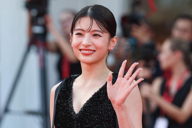 (260907) -- VENICE, Sept. 7, 2026 (Xinhua) -- Japanese actress Natsuki Deguchi of the film "Look Back" poses at the red carpet before the premiere of the film during the 83rd Venice International Film Festival in Venice, Italy, Sept. 7, 2026. (Xinhua/Wang Kaiyan)