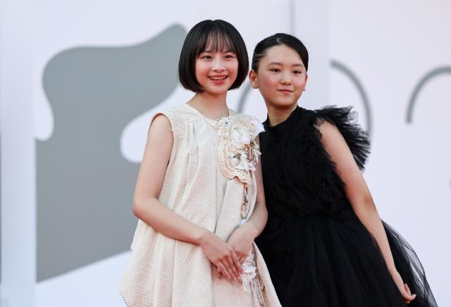 (260907) -- VENICE, Sept. 7, 2026 (Xinhua) -- Japanese actress Fuuri Nanase (L) and Rokka Okada of the film "Look Back" pose at the red carpet before the premiere of the film during the 83rd Venice International Film Festival in Venice, Italy, Sept. 7, 2026. (Xinhua/Wang Kaiyan)