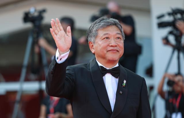 (260907) -- VENICE, Sept. 7, 2026 (Xinhua) -- Japanese director Hirokazu Kore-eda of the film "Look Back" poses at the red carpet before the premiere of the film during the 83rd Venice International Film Festival in Venice, Italy, Sept. 7, 2026. (Xinhua/Wang Kaiyan)