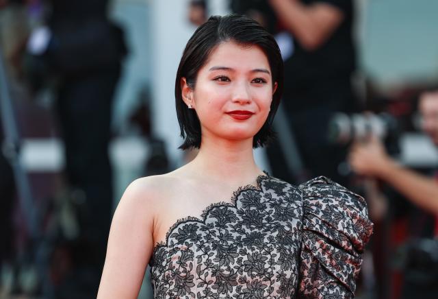 (260907) -- VENICE, Sept. 7, 2026 (Xinhua) -- Japanese actress Aju Makita of the film "Look Back" poses at the red carpet before the premiere of the film during the 83rd Venice International Film Festival in Venice, Italy, Sept. 7, 2026. (Xinhua/Wang Kaiyan)