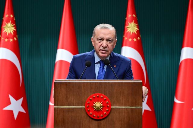 (260907) -- ANKARA, Sept. 7, 2026 (Xinhua) -- Turkish President Recep Tayyip Erdogan makes statement at a press conference following a cabinet meeting held at the Presidential Palace in Ankara, Türkiye, Sept. 7, 2026. Türkiye will continue to develop its relations with the Shanghai Cooperation Organization (SCO), Erdogan said on Monday. (Mustafa Kaya/Handout via Xinhua)