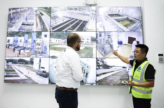 (260907) -- SAN SALVADOR, Sept. 7, 2026 (Xinhua) -- Staff workers work in the control room of the Ilopango Water Supply Plant in eastern Greater San Salvador, El Salvador, on Sept. 3, 2026. As a livelihood project under China-El Salvador cooperation, the China-aided Ilopango Water Supply Plant will improve water supply for about 250,000 people in seven areas, including Ilopango, Soyapango and San Martin. (Xinhua/Liu Wenhui)