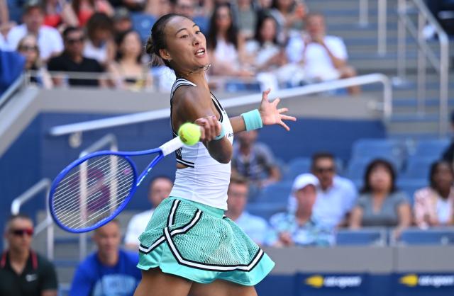 (260908) -- NEW YORK, Sept. 8, 2026 (Xinhua) -- Zheng Qinwen hits a return during the women's singles fourth round match betweetn Zheng Qinwen of China and Iga Swiatek of Poland at the 2026 US Open tennis championships in New York, the United States, Sept. 7, 2026. (Xinhua/Li Rui)