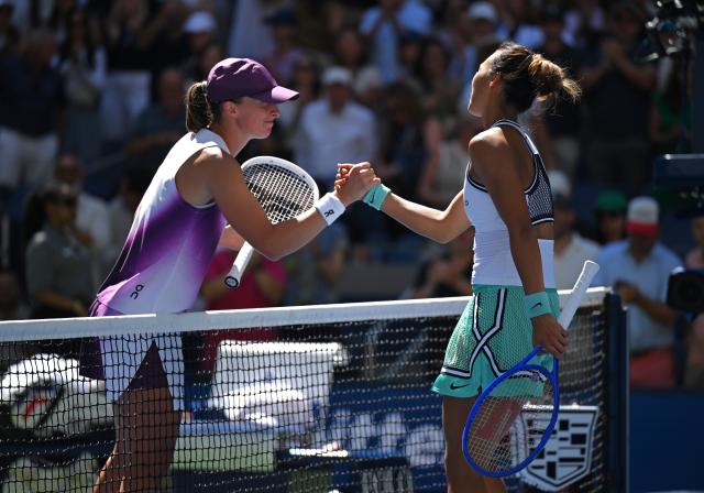 (260908) -- NEW YORK, Sept. 8, 2026 (Xinhua) -- Zheng Qinwen (R) greets with Iga Swiatek after the women's singles fourth round match betweetn Zheng Qinwen of China and Iga Swiatek of Poland at the 2026 US Open tennis championships in New York, the United States, Sept. 7, 2026. (Xinhua/Li Rui)