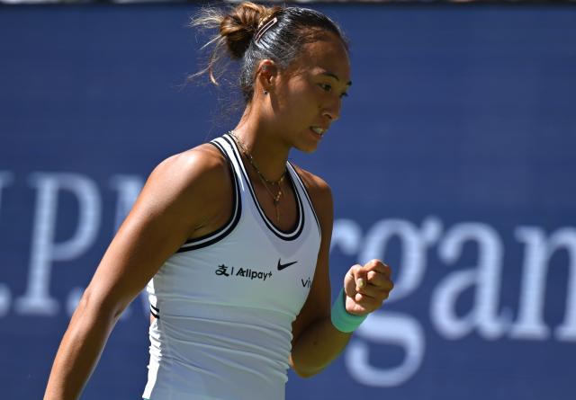 (260908) -- NEW YORK, Sept. 8, 2026 (Xinhua) -- Zheng Qinwen celebrates a point during the women's singles fourth round match betweetn Zheng Qinwen of China and Iga Swiatek of Poland at the 2026 US Open tennis championships in New York, the United States, Sept. 7, 2026. (Xinhua/Li Rui)