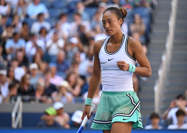 (260908) -- NEW YORK, Sept. 8, 2026 (Xinhua) -- Zheng Qinwen celebrates a point during the women's singles fourth round match betweetn Zheng Qinwen of China and Iga Swiatek of Poland at the 2026 US Open tennis championships in New York, the United States, Sept. 7, 2026. (Xinhua/Li Rui)