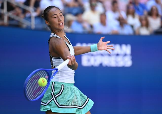(260908) -- NEW YORK, Sept. 8, 2026 (Xinhua) -- Zheng Qinwen hits a return during the women's singles fourth round match betweetn Zheng Qinwen of China and Iga Swiatek of Poland at the 2026 US Open tennis championships in New York, the United States, Sept. 7, 2026. (Xinhua/Li Rui)