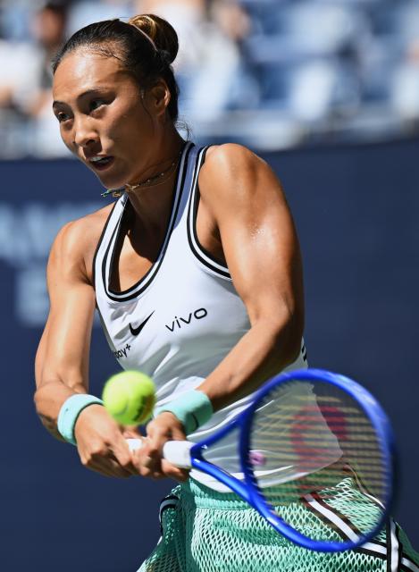 (260908) -- NEW YORK, Sept. 8, 2026 (Xinhua) -- Zheng Qinwen hits a return during the women's singles fourth round match betweetn Zheng Qinwen of China and Iga Swiatek of Poland at the 2026 US Open tennis championships in New York, the United States, Sept. 7, 2026. (Xinhua/Li Rui)