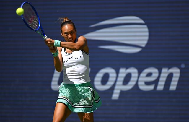 (260908) -- NEW YORK, Sept. 8, 2026 (Xinhua) -- Zheng Qinwen hits a return during the women's singles fourth round match betweetn Zheng Qinwen of China and Iga Swiatek of Poland at the 2026 US Open tennis championships in New York, the United States, Sept. 7, 2026. (Xinhua/Li Rui)