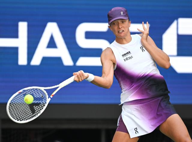 (260908) -- NEW YORK, Sept. 8, 2026 (Xinhua) -- Iga Swiatek hits a return during the women's singles fourth round match betweetn Zheng Qinwen of China and Iga Swiatek of Poland at the 2026 US Open tennis championships in New York, the United States, Sept. 7, 2026. (Xinhua/Li Rui)