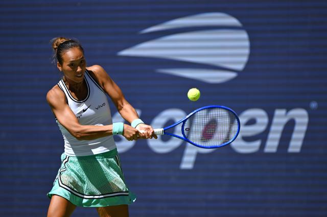 (260908) -- NEW YORK, Sept. 8, 2026 (Xinhua) -- Zheng Qinwen hits a return during the women's singles fourth round match betweetn Zheng Qinwen of China and Iga Swiatek of Poland at the 2026 US Open tennis championships in New York, the United States, Sept. 7, 2026. (Xinhua/Li Rui)