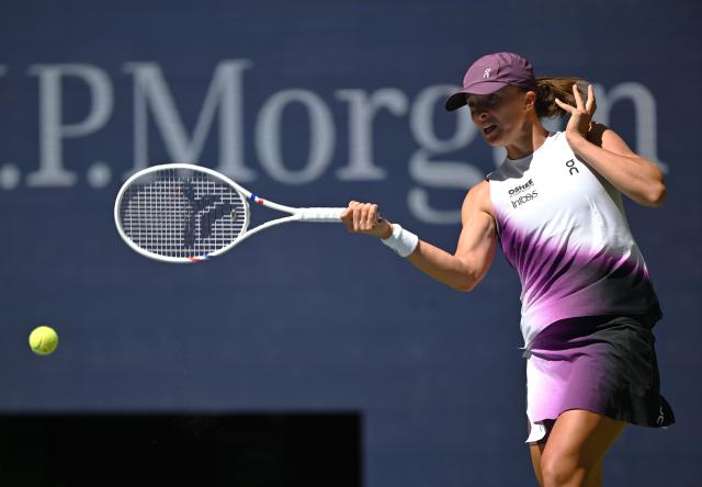 (260908) -- NEW YORK, Sept. 8, 2026 (Xinhua) -- Iga Swiatek hits a return during the women's singles fourth round match betweetn Zheng Qinwen of China and Iga Swiatek of Poland at the 2026 US Open tennis championships in New York, the United States, Sept. 7, 2026. (Xinhua/Li Rui)