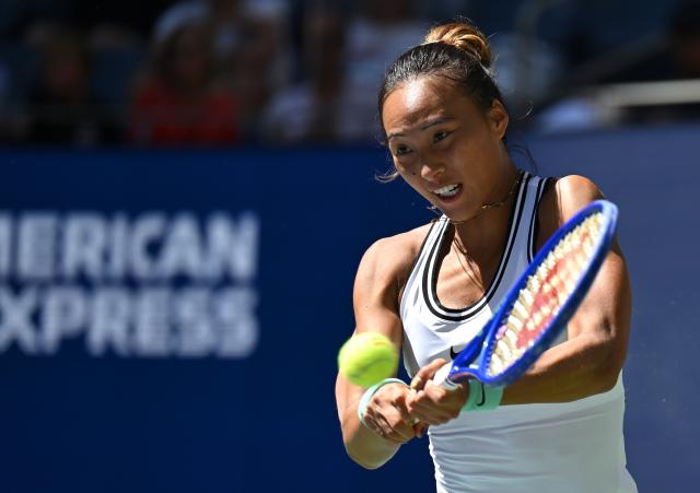 (260908) -- NEW YORK, Sept. 8, 2026 (Xinhua) -- Zheng Qinwen hits a return during the women's singles fourth round match betweetn Zheng Qinwen of China and Iga Swiatek of Poland at the 2026 US Open tennis championships in New York, the United States, Sept. 7, 2026. (Xinhua/Li Rui)
