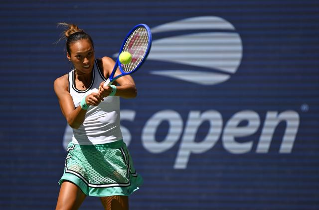 (260908) -- NEW YORK, Sept. 8, 2026 (Xinhua) -- Zheng Qinwen hits a return during the women's singles fourth round match betweetn Zheng Qinwen of China and Iga Swiatek of Poland at the 2026 US Open tennis championships in New York, the United States, Sept. 7, 2026. (Xinhua/Li Rui)