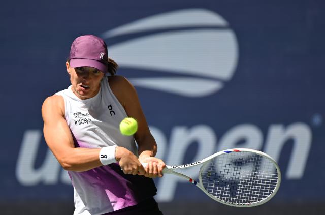 (260908) -- NEW YORK, Sept. 8, 2026 (Xinhua) -- Iga Swiatek hits a return during the women's singles fourth round match betweetn Zheng Qinwen of China and Iga Swiatek of Poland at the 2026 US Open tennis championships in New York, the United States, Sept. 7, 2026. (Xinhua/Li Rui)