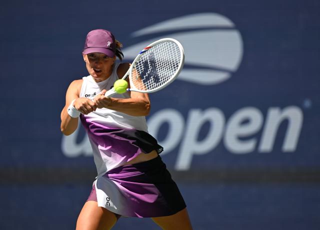 (260908) -- NEW YORK, Sept. 8, 2026 (Xinhua) -- Iga Swiatek hits a return during the women's singles fourth round match betweetn Zheng Qinwen of China and Iga Swiatek of Poland at the 2026 US Open tennis championships in New York, the United States, Sept. 7, 2026. (Xinhua/Li Rui)