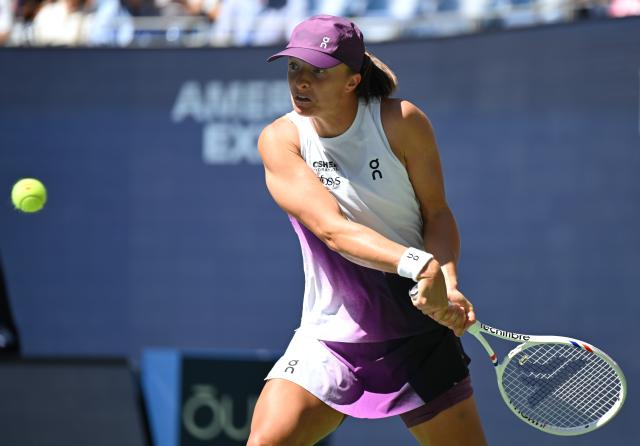 (260908) -- NEW YORK, Sept. 8, 2026 (Xinhua) -- Iga Swiatek hits a return during the women's singles fourth round match betweetn Zheng Qinwen of China and Iga Swiatek of Poland at the 2026 US Open tennis championships in New York, the United States, Sept. 7, 2026. (Xinhua/Li Rui)