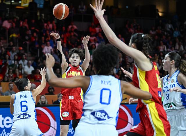 (260908) -- BERLIN, Sept. 8, 2026 (Xinhua) -- Yang Shuyu (2nd L) of China passes the ball to Han Xu (2nd R) of China during the group D match between China and Italy at the FIBA Women's Basketball World Cup 2026 in Berlin, Germany, Sept. 7, 2026. (Xinhua/Zhang Haofu)