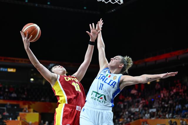(260908) -- BERLIN, Sept. 8, 2026 (Xinhua) -- Chen Mingling (L) of China goes for a layup against Francesca Pan of Italy during the group D match between China and Italy at the FIBA Women's Basketball World Cup 2026 in Berlin, Germany, Sept. 7, 2026. (Xinhua/Zhang Haofu)