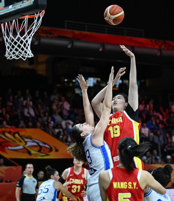 (260908) -- BERLIN, Sept. 8, 2026 (Xinhua) -- Zhang Ziyu (top) of China shoots during the group D match between China and Italy at the FIBA Women's Basketball World Cup 2026 in Berlin, Germany, Sept. 7, 2026. (Xinhua/Zhang Haofu)