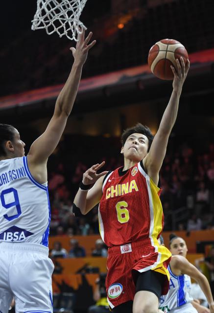 (260908) -- BERLIN, Sept. 8, 2026 (Xinhua) -- Yang Shuyu (R) of China goes to the basket during the group D match between China and Italy at the FIBA Women's Basketball World Cup 2026 in Berlin, Germany, Sept. 7, 2026. (Xinhua/He Canling)