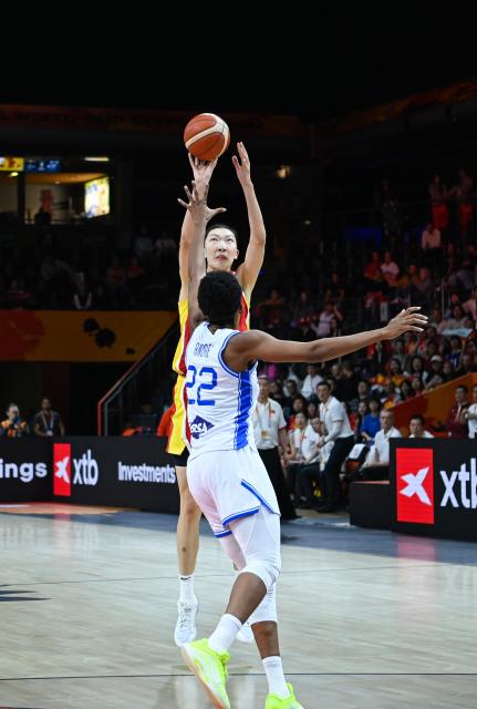 (260908) -- BERLIN, Sept. 8, 2026 (Xinhua) -- Han Xu (rear) of China shoots during the group D match between China and Italy at the FIBA Women's Basketball World Cup 2026 in Berlin, Germany, Sept. 7, 2026. (Xinhua/Zhang Haofu)
