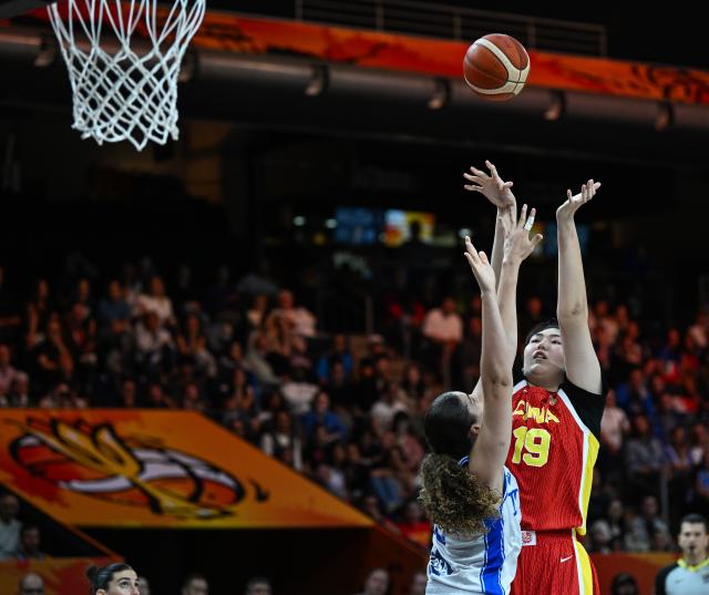(260908) -- BERLIN, Sept. 8, 2026 (Xinhua) -- Zhang Ziyu (R) of China shoots during the group D match between China and Italy at the FIBA Women's Basketball World Cup 2026 in Berlin, Germany, Sept. 7, 2026. (Xinhua/Zhang Haofu)