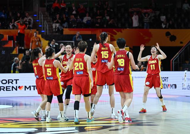 (260908) -- BERLIN, Sept. 8, 2026 (Xinhua) -- Players of China celebrate after winning the group D match between China and Italy at the FIBA Women's Basketball World Cup 2026 in Berlin, Germany, Sept. 7, 2026. (Xinhua/Zhang Haofu)