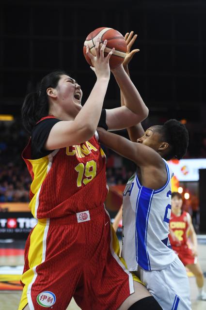 (260908) -- BERLIN, Sept. 8, 2026 (Xinhua) -- Zhang Ziyu (L) of China competes during the group D match between China and Italy at the FIBA Women's Basketball World Cup 2026 in Berlin, Germany, Sept. 7, 2026. (Xinhua/He Canling)