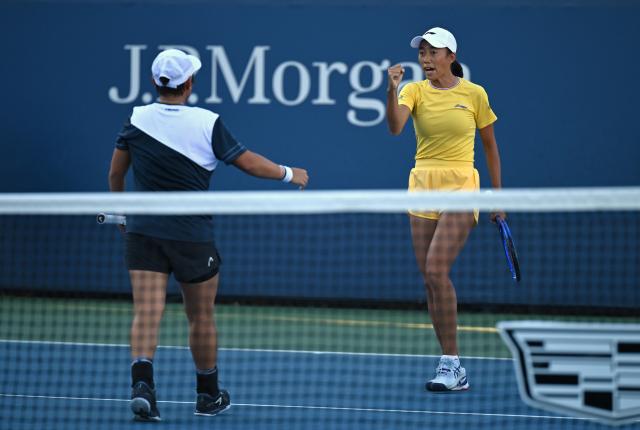 (260908) -- NEW YORK, Sept. 8, 2026 (Xinhua) -- Zhang Shuai (R)/Jiang Xinyu celebrate scoring during the women's doubles third round match between China's Zhang Shuai/Jiang Xinyu and Kato Miyu (Japan)/Wu Fang-Hsien (Chinese Taipei) at the 2026 US Open tennis championships in New York, the United States, Sept. 7, 2026. (Xinhua/Li Rui)
